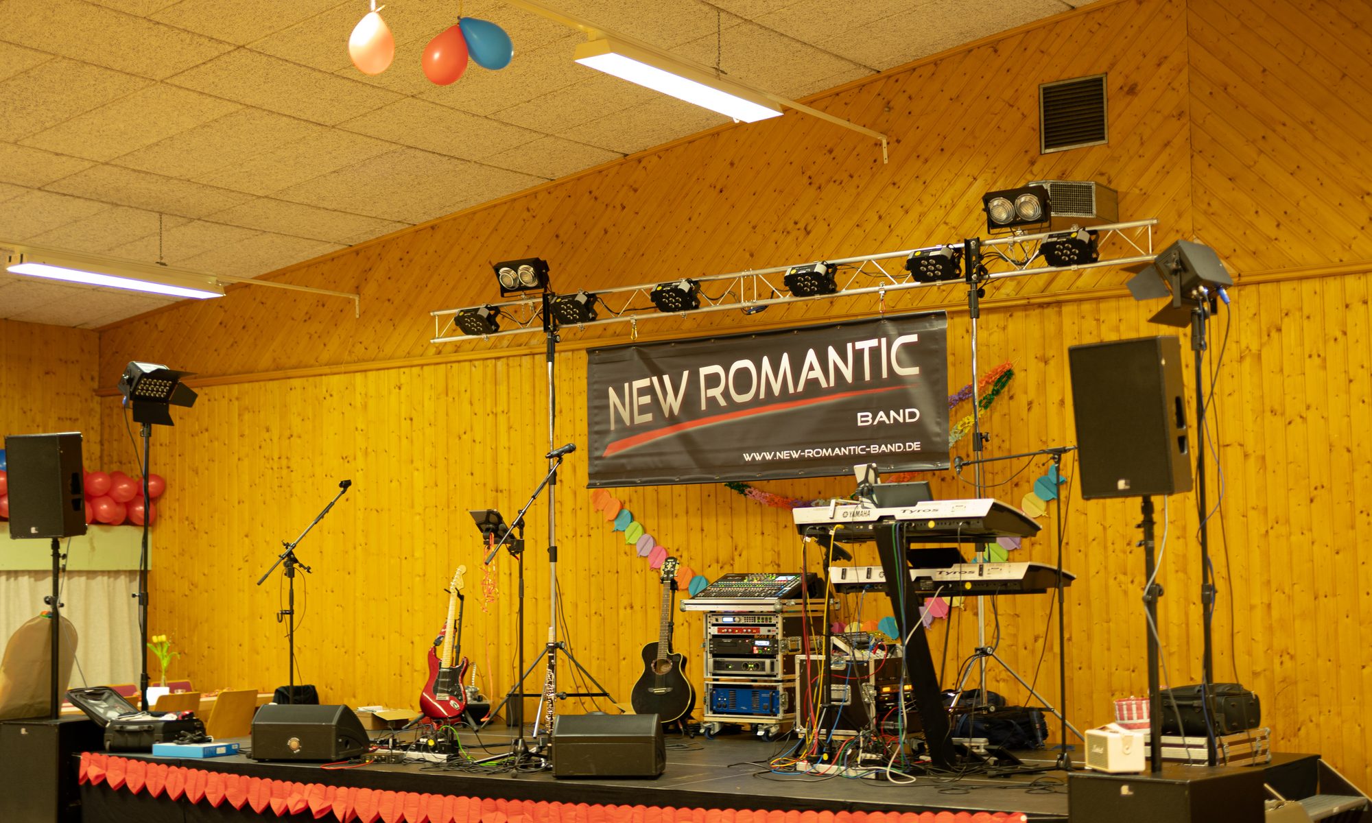 Der Saal vor dem Fest, Bühne aufgebaut